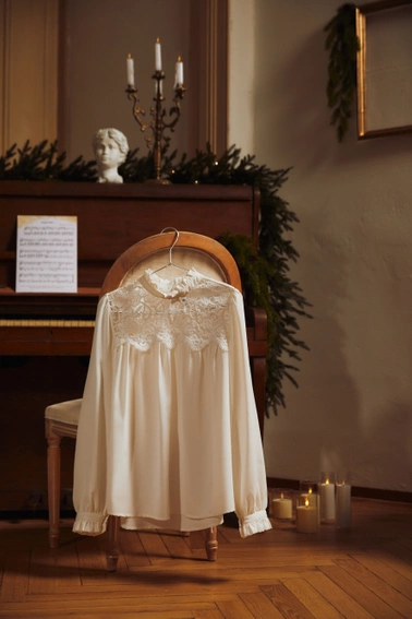 Koszula z koronką i bufiastymi rękawami biała