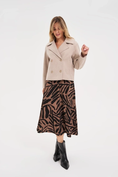 Krótki beżowy płaszcz