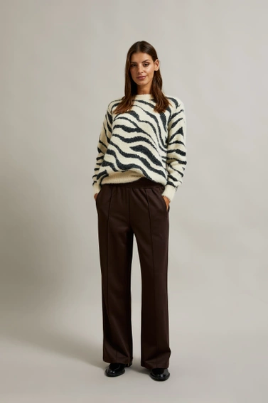 Sweter beżowy w zwierzęcy wzór