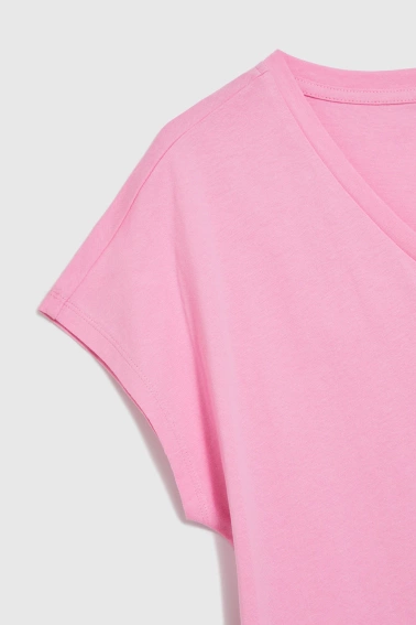 Bawełniany t-shirt z dekoltem w serek różowy 
