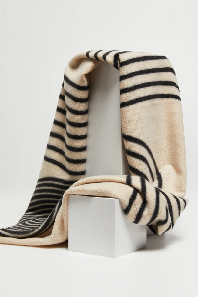 Szalik w czarne paski beżowy