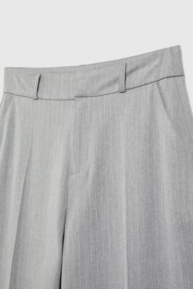 Garniturowe spodnie z prostymi nogawkami i kieszeniami szare