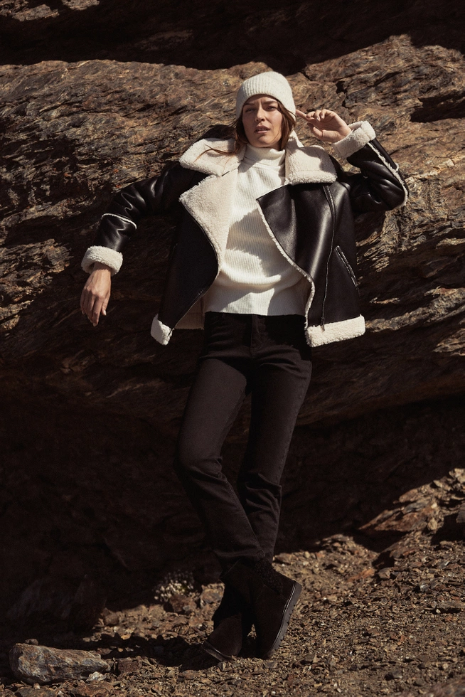 Kurtka z futrzanym kołnierzem czarna