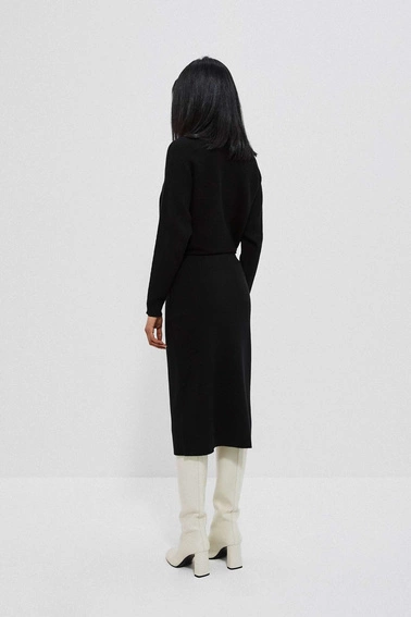 Ołówkowa spódnica o długości za kolano czarna