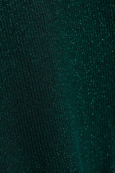 Sweter z golfem ozdobiony metaliczną nitką szmaragdowy