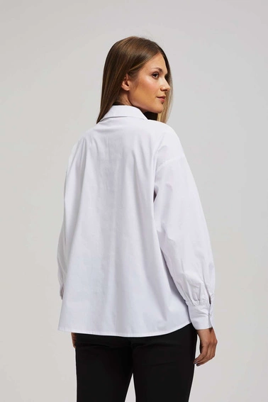 Koszula ze srebnymi ozdobnymi guzikami i kołnierzykiem biała