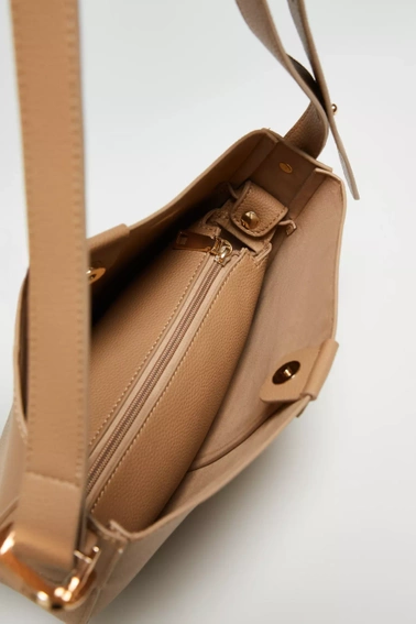 Torebka na długim regulowanym pasku beżowa