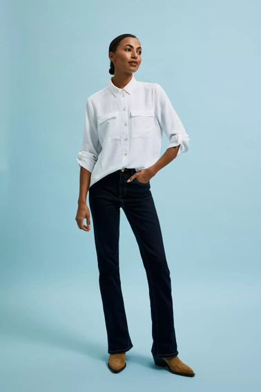 Koszula z ozdobnymi guzikami i kołnierzykiemi biała