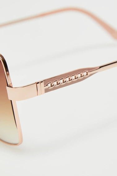 Okulary przeciwsłoneczne z złotymi metalowymi oprawkami 