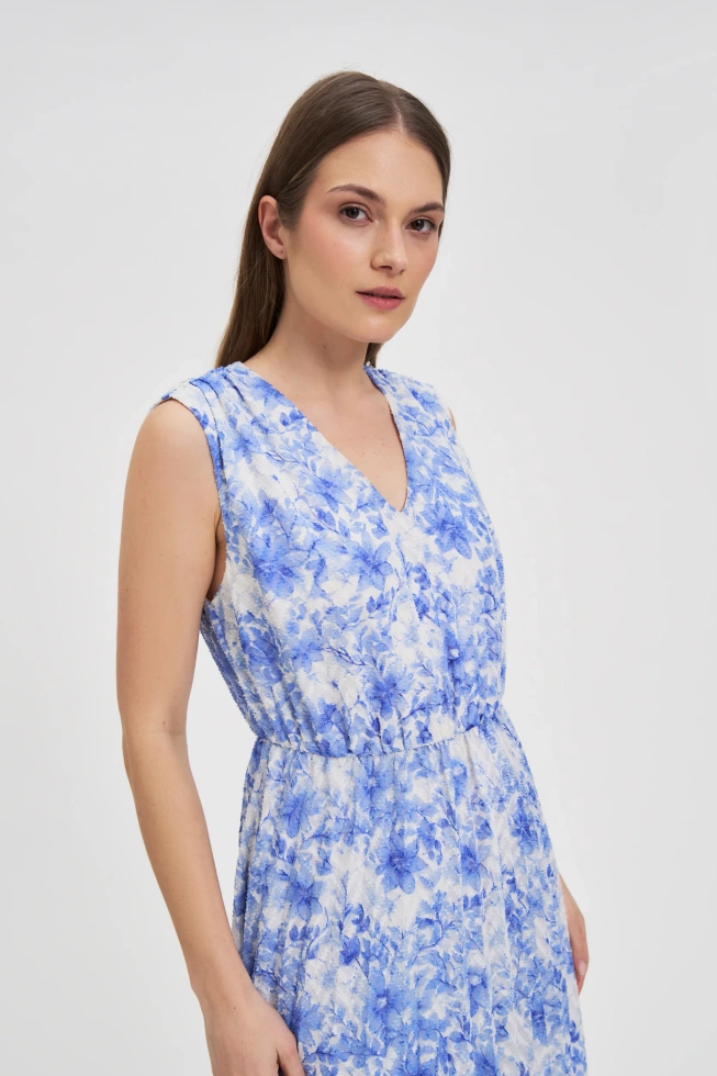 Sukienka w kwiaty błękitna