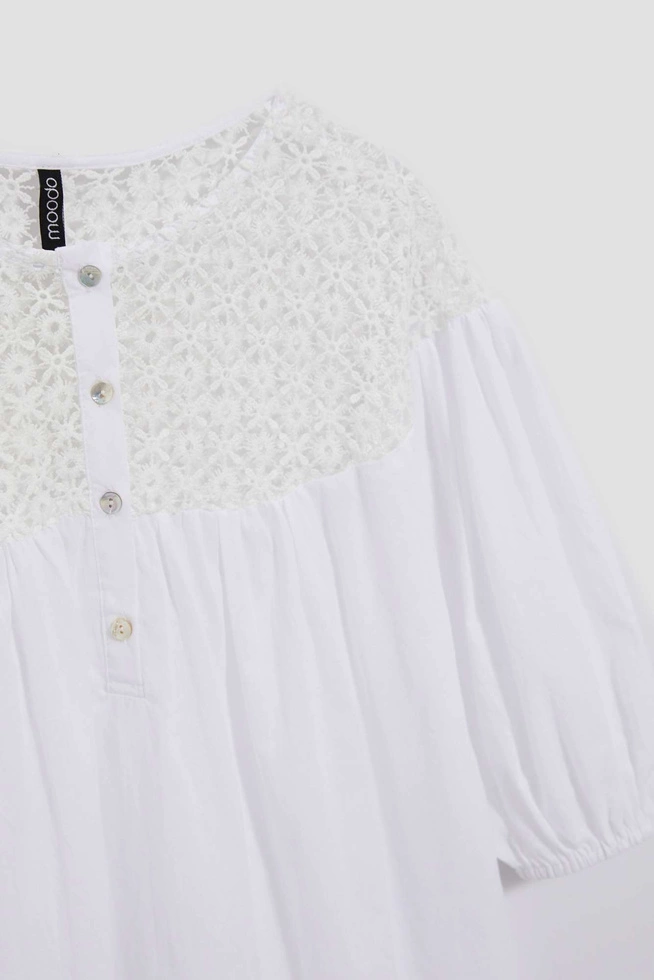 Koszula z ażurowym dekoltem