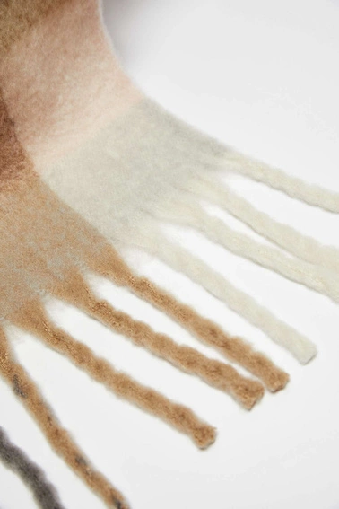 Ciepły szal z delikatnym wzorem