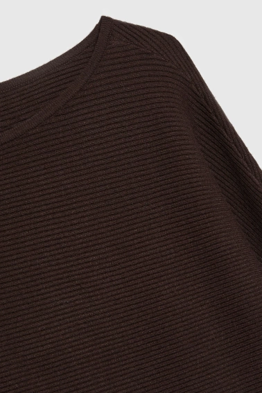 Prążkowany sweter brązowy