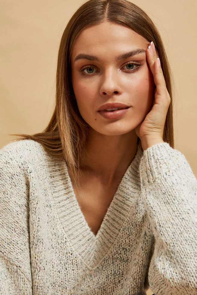 Sweter z dekoltem w serek i długimi rękawami perłowy