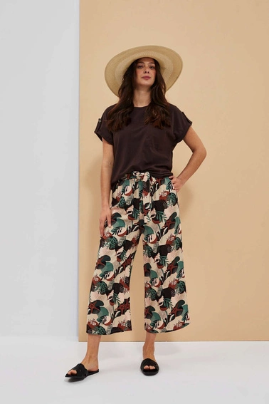 Kapelusz słomkowy z szerokim rondem i ozdobiony muszelkami piaskowy