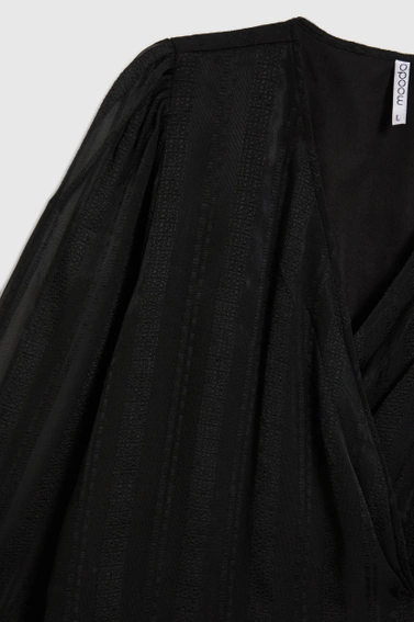 Elegancka koszula z dekoltem w serek czarna