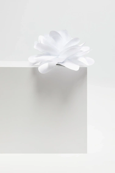 Broszka z materiałowym kwiatem biała