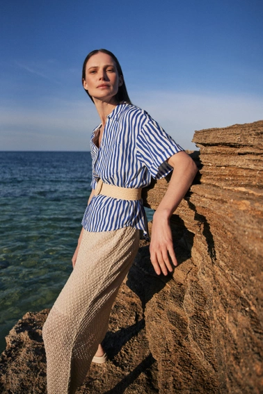 Koszula w paski zapinana na guziki z kieszeniami niebieska