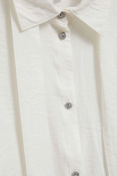 Koszula z wiązanym dekoltem i ozdobnymi guzikami perłowa