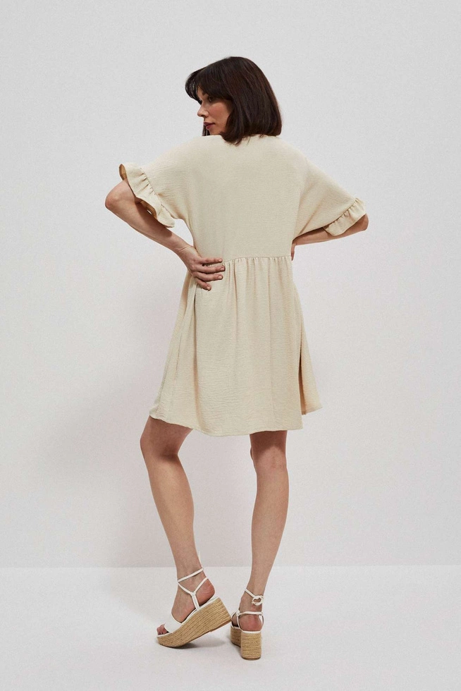 Sukienka z falbaną przy rękawie piaskowa