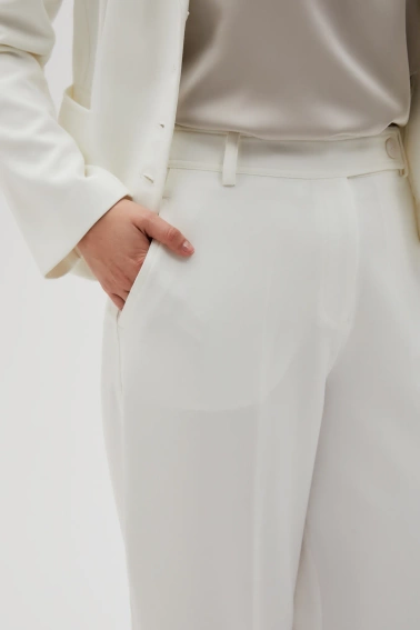 Spodnie w kant z szerokimi nogawkami białe