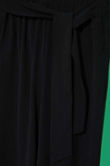 Spodnie z wiązaniem w pasie