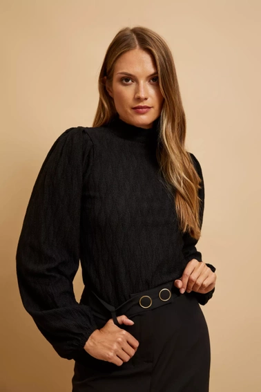 Bluzka z półgolfem i bufiastymi rękawami czarna