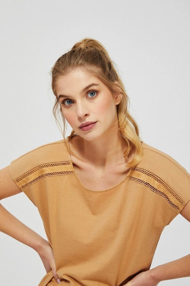 Bluzka z ażurowym zdobieniem miodowa