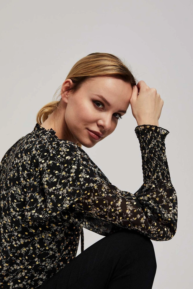 Wzorzysta koszula z wiązaniem na dekolcie czarna