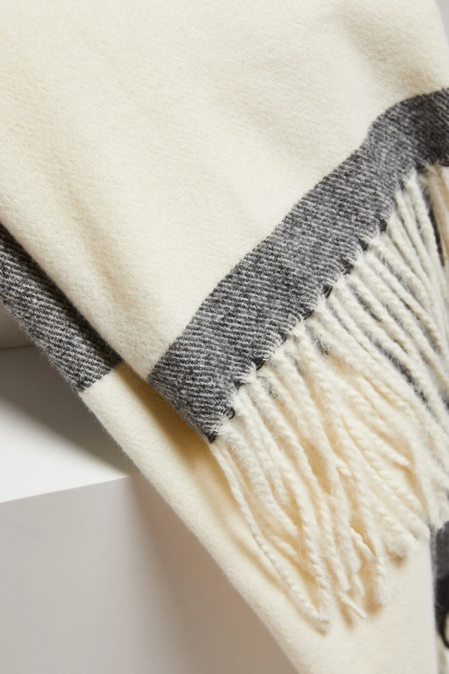 Ciepły szal z frędzlami czarny