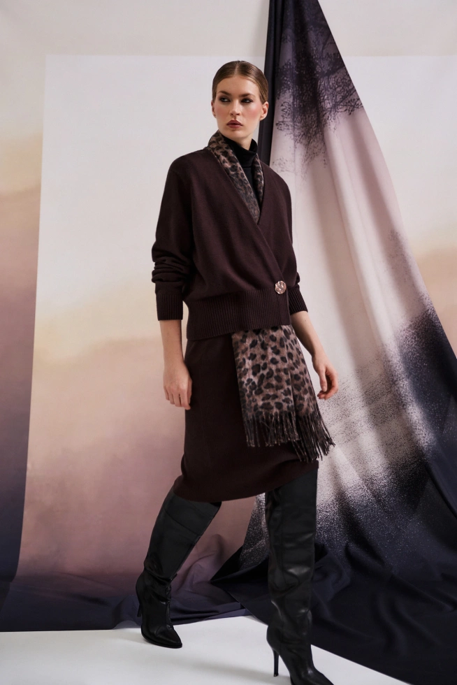 Kardigan z ozdobnym guzikiem brązowy