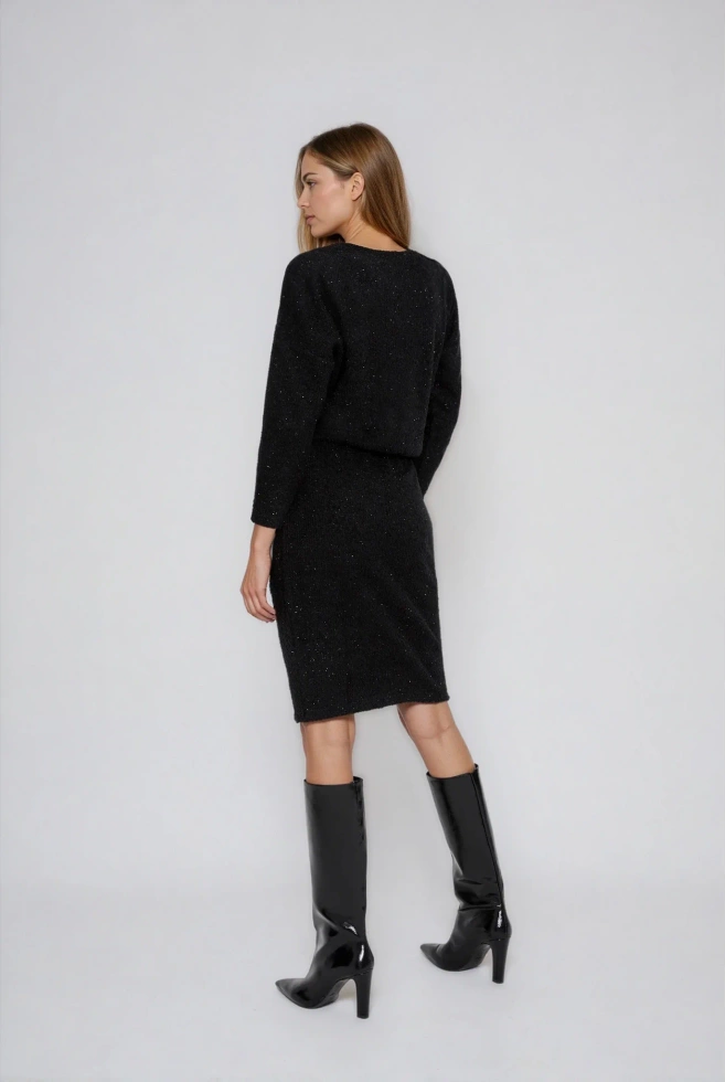 Sukienka ozdobiona błyszczącą nitką czarna