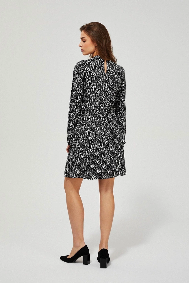 Taliowana sukienka z nadrukiem