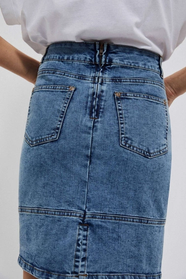 Jeansowa ołówkowa spódnica o długości przed kolano niebieska