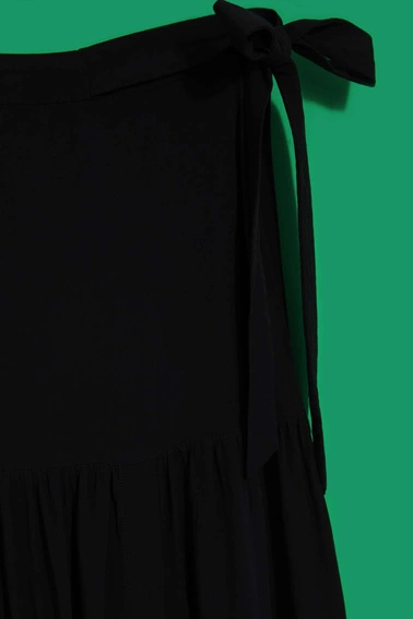 Spódnica z rozcięciemi wiązaniem czarna