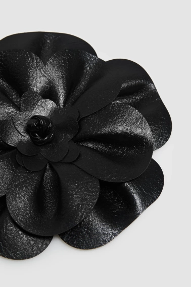 Wiązany pasek z kwiatem czarny