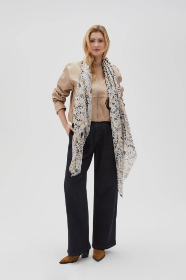 Wzorzysty szal beżowy