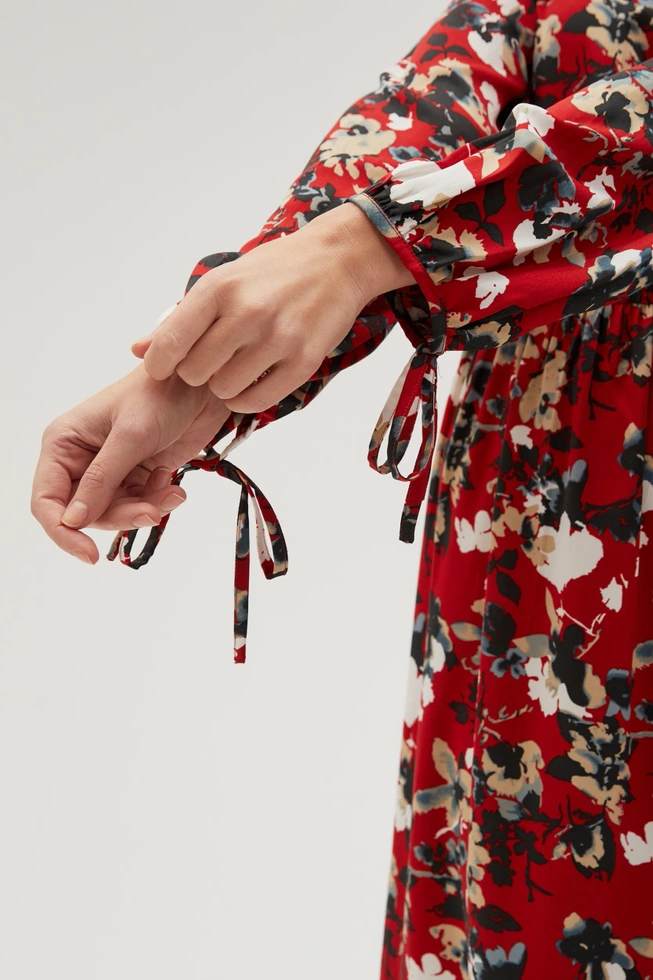 Sukienka w kwiaty z bufiastymi rękawami czerwona