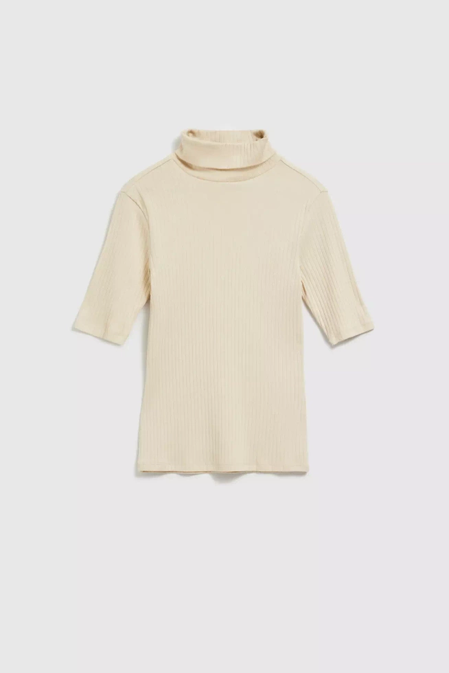 Prążkowana bluzka z golfem piaskowa