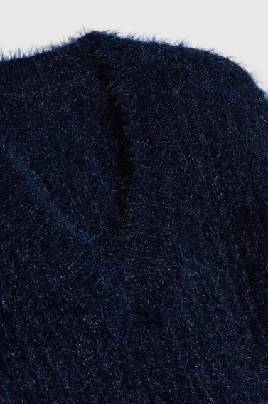 Puszysty sweter z metaliczną nitką granatowy