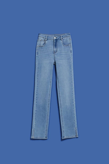 Jeansy z rozcięta nogawką