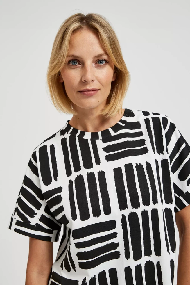 Bluzka o prostym fasonie biała