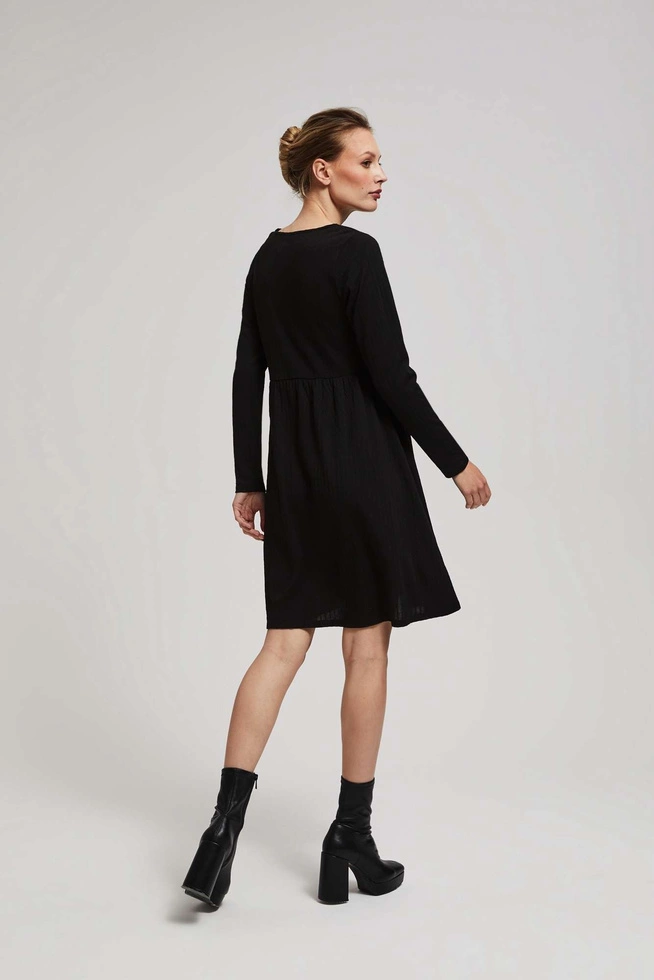 Sukienka z długimi rękawami i rozkloszowanym dołem czarna