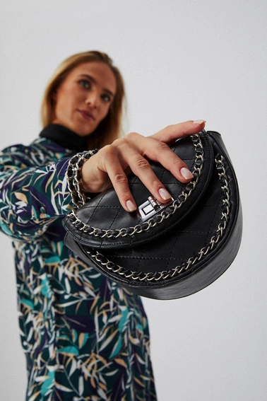 Pikowana torebka ozdobiona łańcuchem w kolorze srebrnym czarna