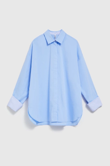 Gładka koszula z przedłużonym tyłem niebieska