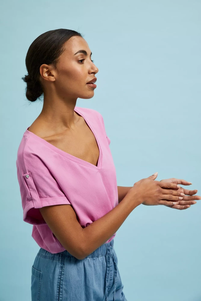 Bluzka z podwijanymi rękawami różowa