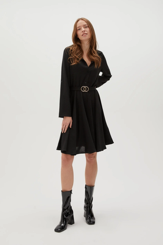 Koszulowa sukienka z eleganckim paskiem czarna