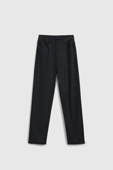 Woskowane spodnie z prostymi nogawkami czarne
