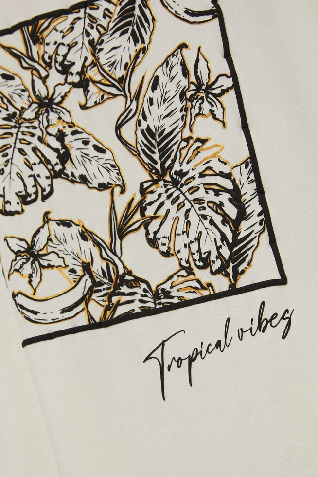 T-shirt z roślinnym nadrukiem perłowy