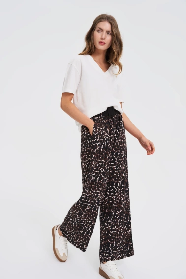 T-shirt z dekoltem w serek biały